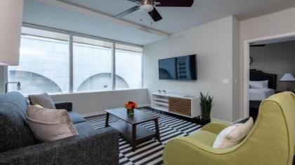 CozySuites Beautiful 1BR with SKY POOL Texas